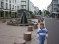 Jour 07 Photo 08 * Une balade dans la rue de Siam de Brest (la plus commerante). La fontaine qu'on voit est trs grande. Une fois que l'eau de la fontaine a touch le fond elle passe dans le sol pour faire un nouveau fond puis elle continue sa route. * 2048 x 1536 * (662KB)